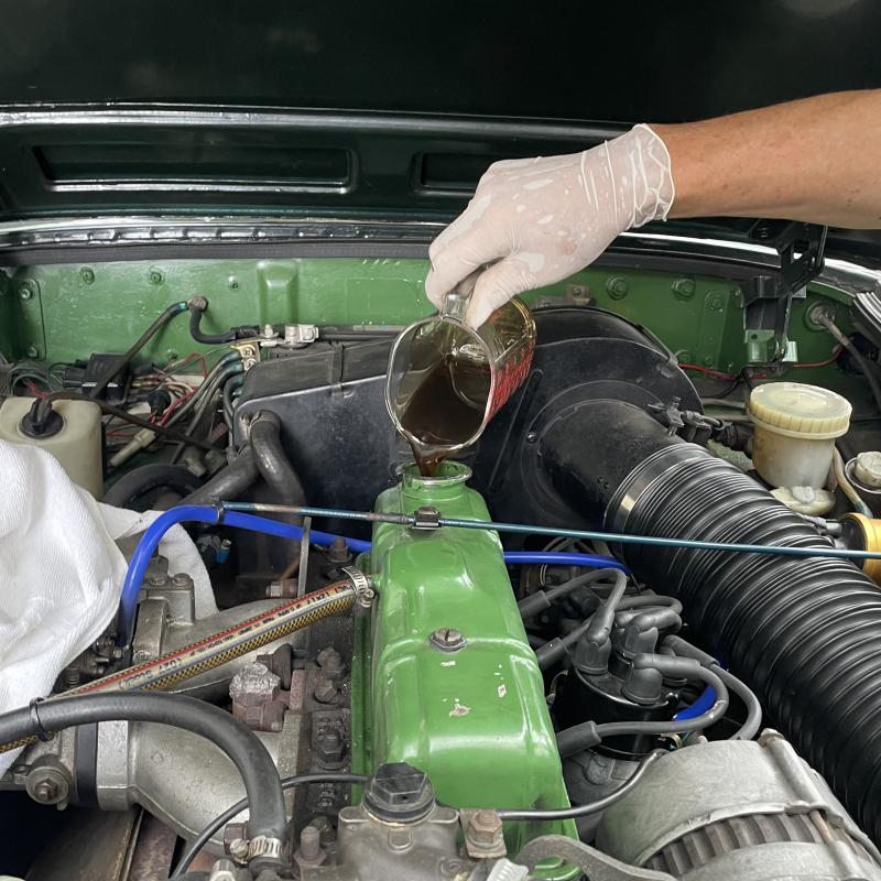 SOD-1 Plus添加の様子。
添加することでオイル劣化で起こる汚れの堆積を防ぎ、内部を常に綺麗を保つことが出来ます。 
また、ブローバイガス低減効果もあります。