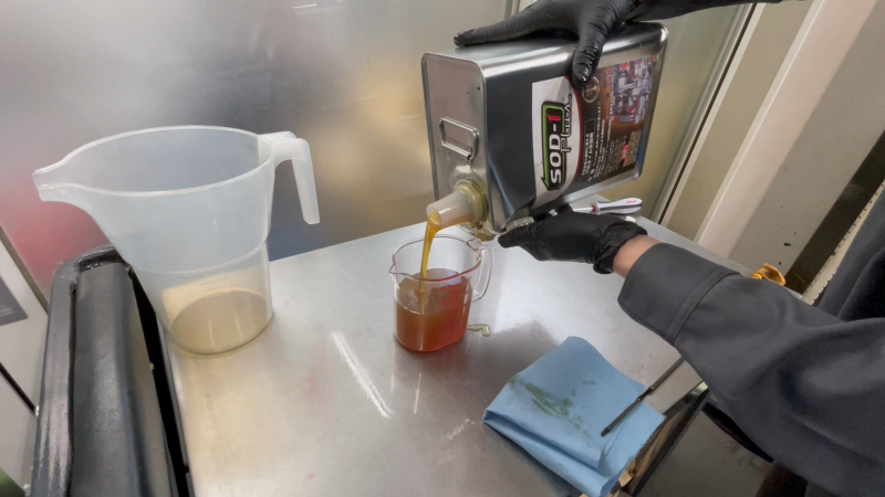 SOD-1 Plusを添加します。
添加することでオイル劣化で起こる汚れの堆積を防ぎ、内部を常に綺麗を保つことが出来ます。