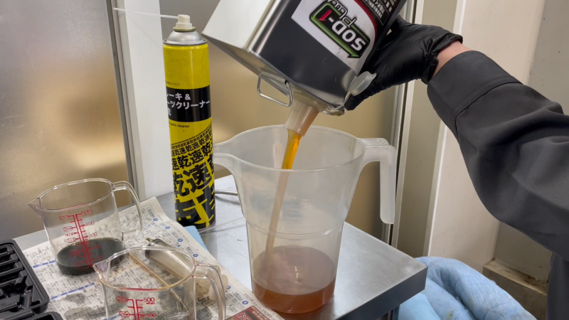 購入時には計量カップと注ぎ口のノズルが付属します！