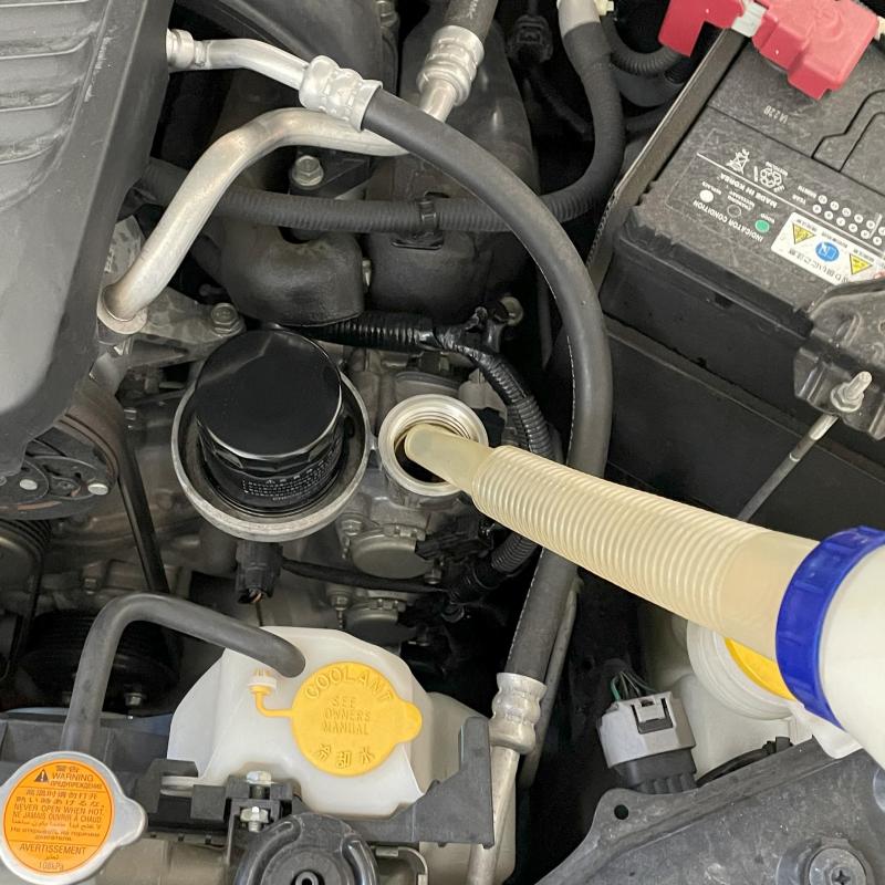 エンジンオイル注入とSOD-1Plus添加様子。
添加することでオイル劣化で起こる汚れの堆積を防ぎ、内部を常に綺麗を保つことが出来ます。
