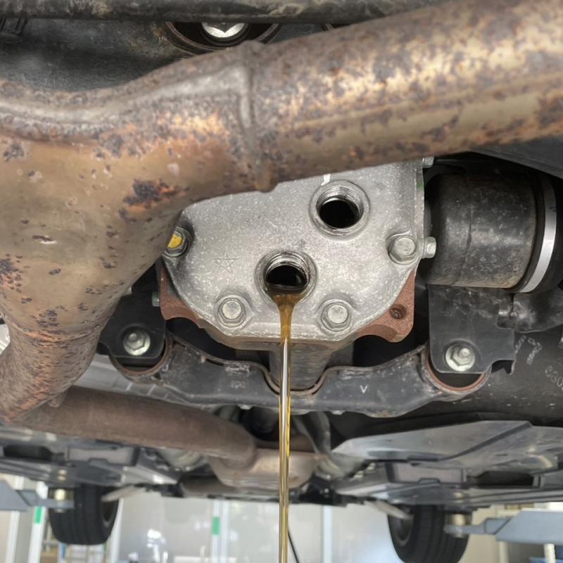 リアデフオイル排出の様子。
SOD-1Plus添加することでオイル劣化を抑え金属接触による異音の発生緩和します。
※交換時期は2年又は走行距離5万kmをおすすめします。
