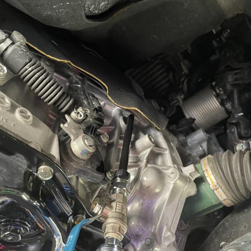 SOD-1Plus添加の様子。
添加することでオイル劣化を抑え金属摩耗による変速不具合となる鉄粉を予防しスムーズな走りを維持します。
