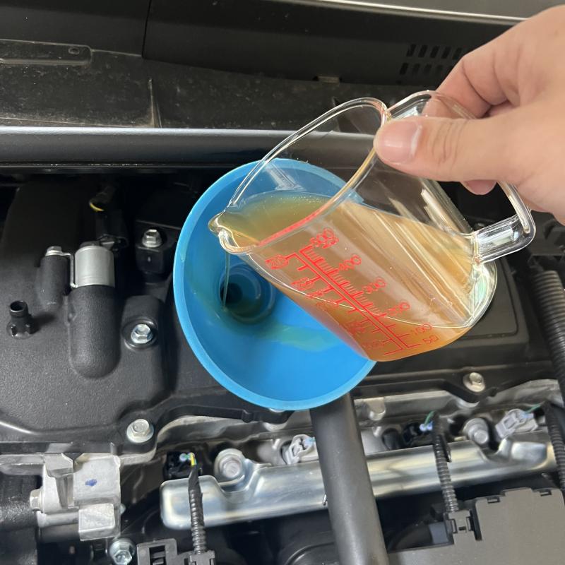 SOD-1Plus添加の様子。
添加することでオイル劣化で起こる汚れの堆積を防ぎ、内部を常に綺麗を保つことが出来ます。
