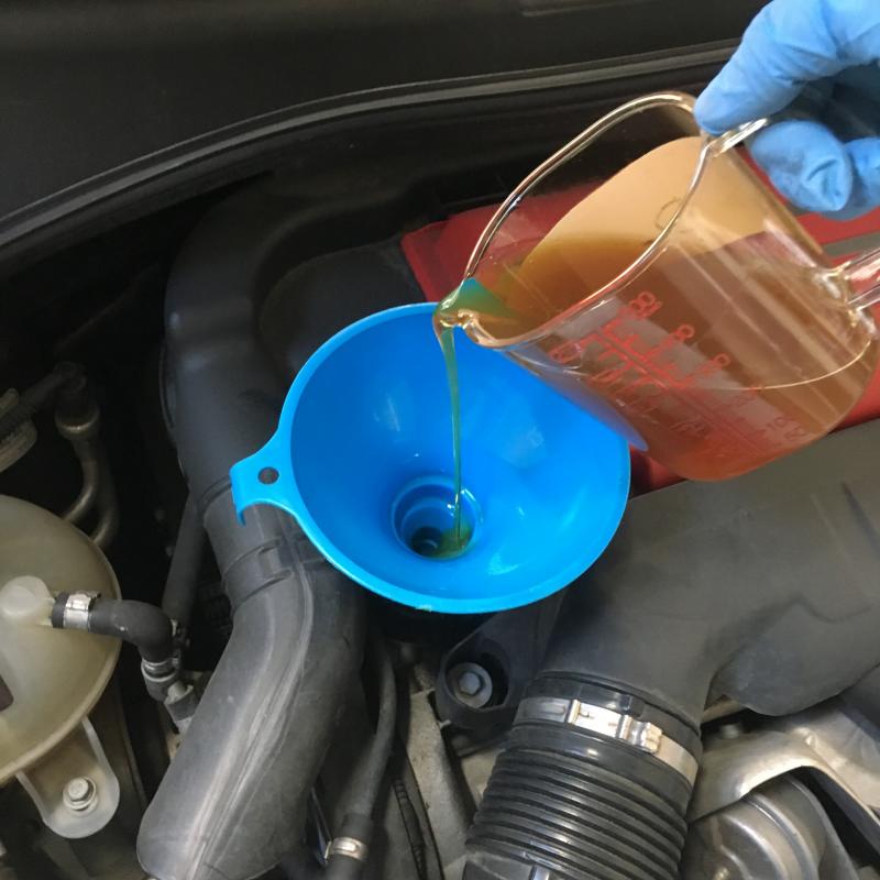 SOD-1Plus添加の様子
添加することでオイル劣化で起こる汚れの堆積を防ぎ、内部を常に綺麗を保つことが出来ます。