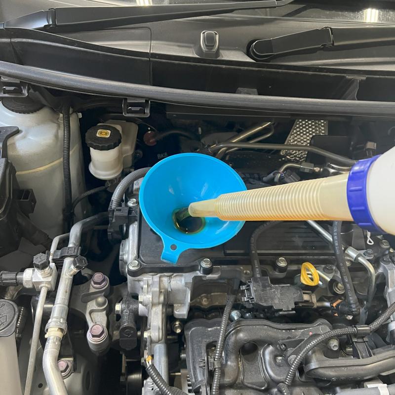 エンジンオイル注入とSOD-1 Plus添加の様子。
添加することでオイル劣化で起こる汚れの堆積を防ぎ、内部を常に綺麗を保つことが出来ます。