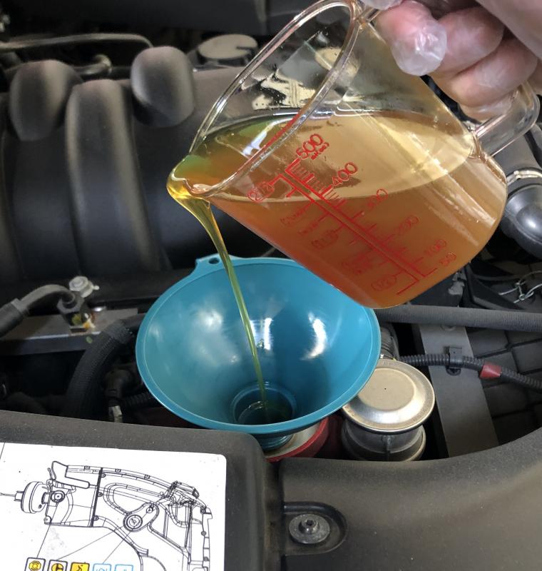 SOD-1Plus添加の様子。
添加することでオイル劣化で起こる汚れの堆積を防ぎ、内部を常に綺麗を保つことが出来ます。