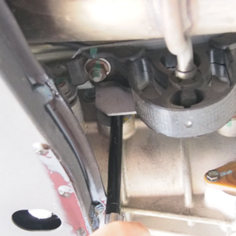 AMTオイル注入とSOD-1 Plus添加の様子。
添加することでオイル劣化を抑え金属摩耗を予防しギヤの入りが良くなります。 