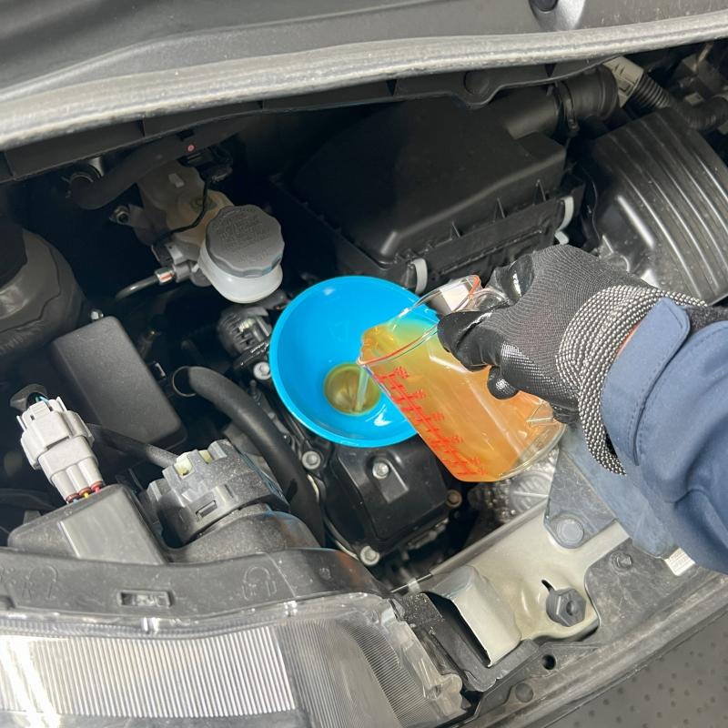 SOD-1Plus添加の様子。
添加することでオイル劣化で起こる汚れの堆積を防ぎ、内部を常に綺麗を保つことが出来ます。 