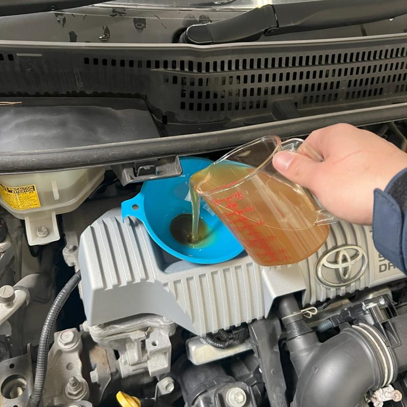 SOD-1Plus添加の様子。
添加することでオイル劣化で起こる汚れの堆積を防ぎ、内部を常に綺麗を保つことが出来ます。 