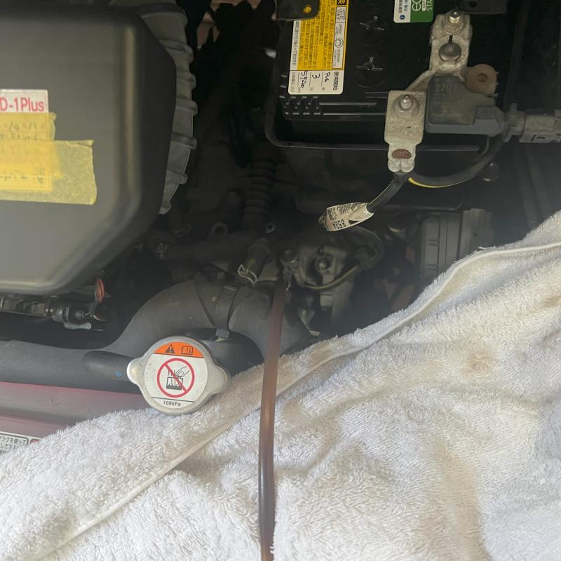 SOD-1Plus添加の様子。
添加することでオイル劣化を抑え金属摩耗による変速不具合となる鉄粉を予防しスムーズな走りを維持します。
