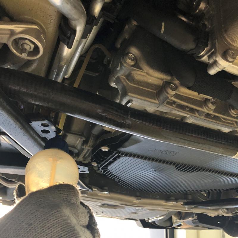 ミッションパートにSOD-1Plus添加の様子。
添加することでオイル劣化を抑え金属摩耗を予防しギヤの入りが良くなります。 