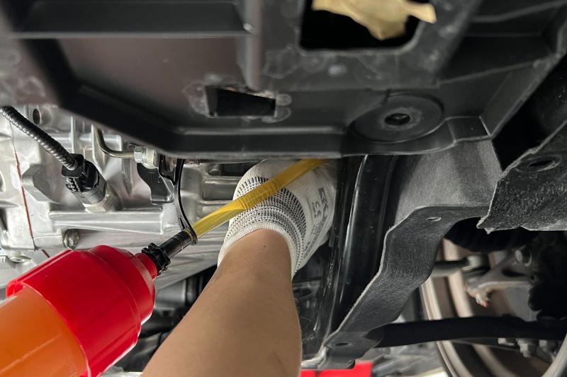 ■ステップ2：SOD-1Plus添加
先にSOD-1 Plusを添加します。
添加することでオイル劣化を抑え金属摩耗による変速不具合となる鉄粉を予防しスムーズな走りを維持します。
