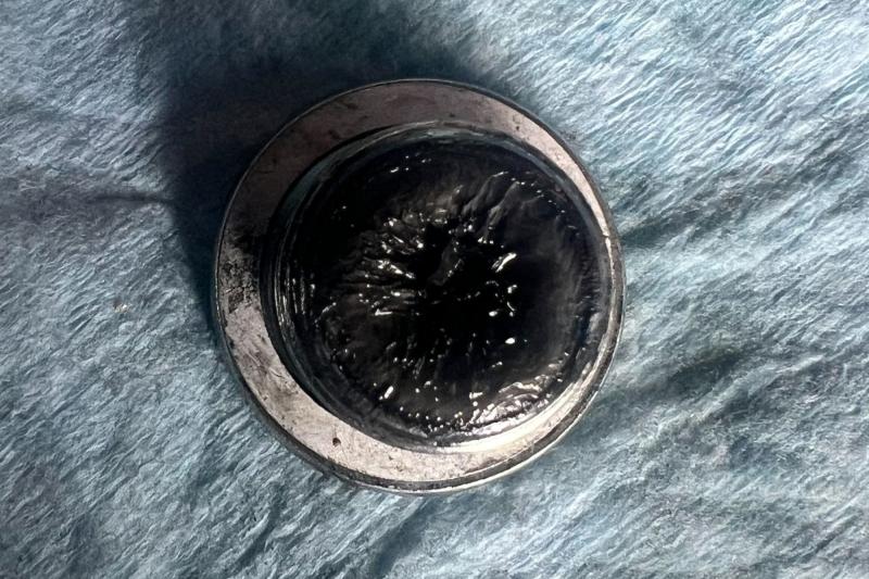 トランスファードレンボルトの様子。
ドレンボルトのマグネットには鉄粉が多く付着しています。
綺麗に清掃後取り付けます。