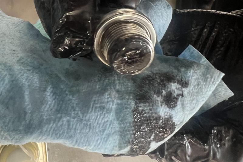 デフドレンボルトの様子。
こちらもトランスファーと同様、ドレンボルトのマグネットには鉄粉が多く付着しています。
綺麗に清掃後取り付けます。