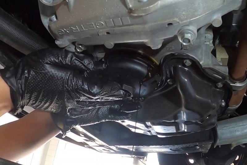 オイルエレメント交換の様子。
専用工具を使用して作業しています。弊社では、各種専用工具等充実しております。
※オイルエレメントはオイル交換時２回に１回の交換をおすすめします。