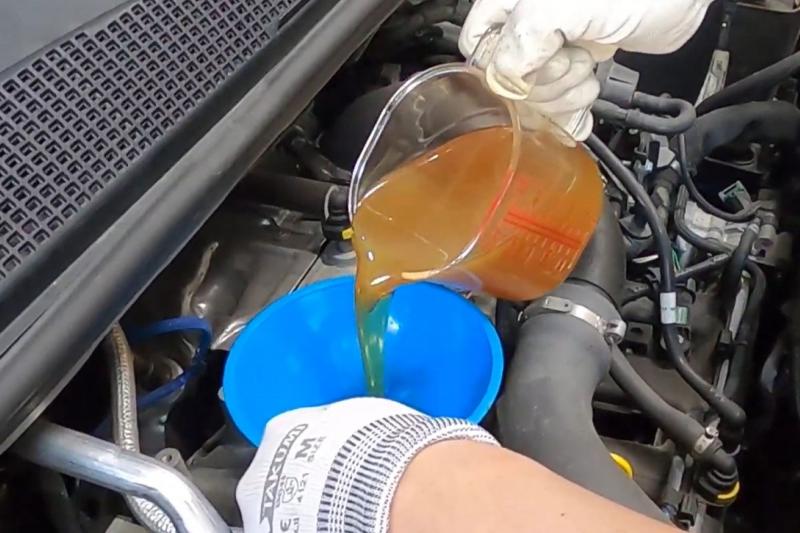 ■ステップ2：SOD-1Plus添加
先にSOD-1 Plusを添加します。
添加することでオイル劣化で起こる汚れの堆積を防ぎ、内部を常に綺麗を保つことが出来ます。