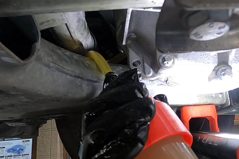 ■ステップ2：SOD-1Plus添加
先にSOD-1 Plusを添加します。
添加することでオイル劣化を抑え金属摩耗による変速不具合となる鉄粉を予防しスムーズな走りを維持します。