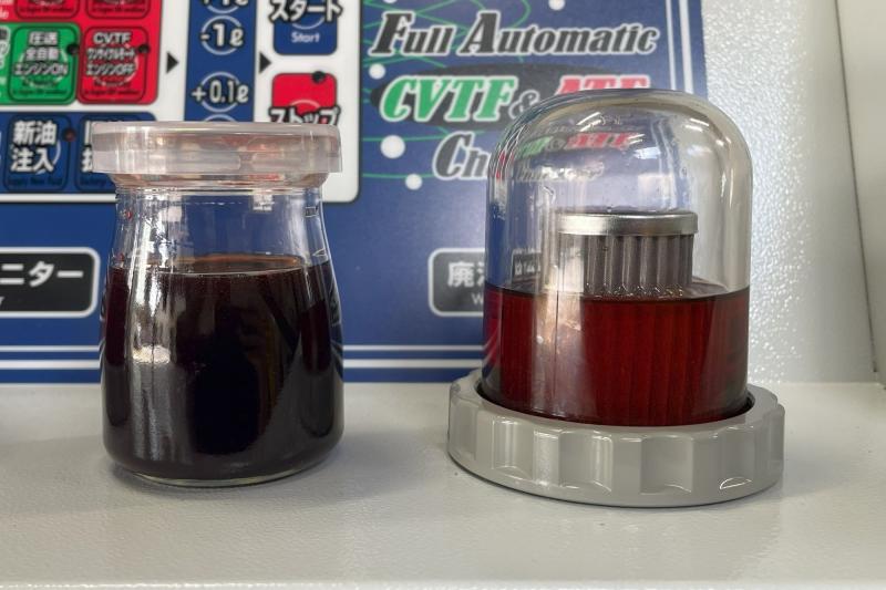左：フルード交換前廃油、右：フルード交換後廃油
交換前に比べて13.4L交換後は透明度がかなり出ております。