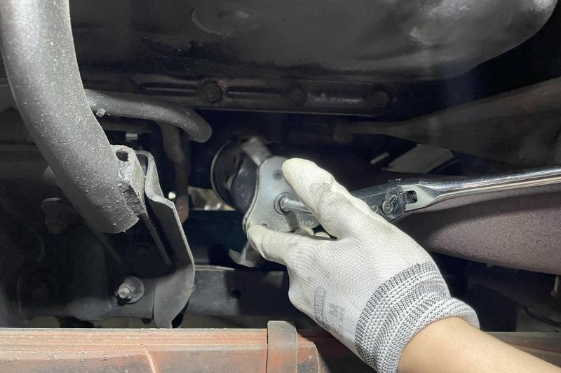 オイルフィルター交換の様子。
専用工具を使用して、確実かつ安全に作業を行っています。
弊社では、各種専用工具を取り揃えており、車種ごとの適切な整備が可能です。


