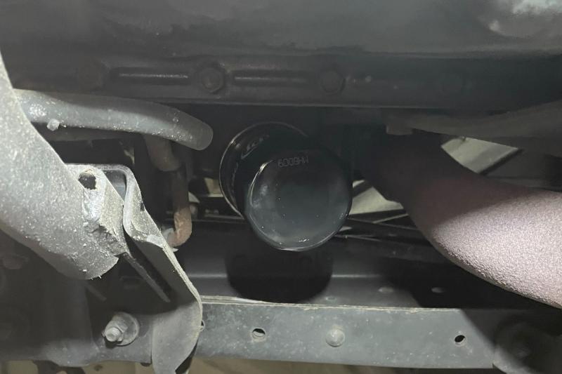 新品のオイルフィルターを取り付けます。
※オイルエレメントはオイル交換時2回に1回の交換を推奨しています。

