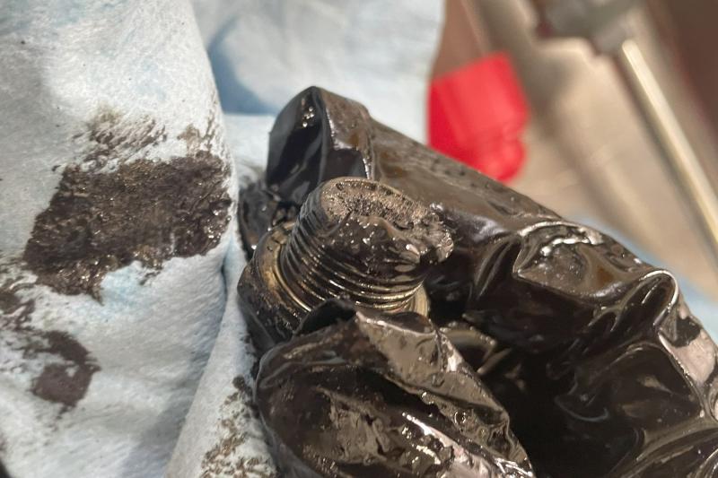 デフドレンボルトの様子。
マグネット部には多量の鉄粉が付着していました。清掃を行い、異物が残らないよう確認のうえ取付けしました。