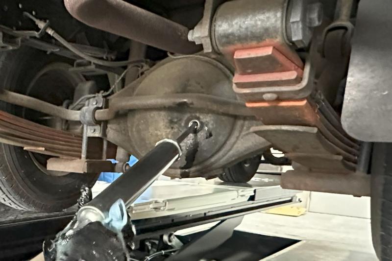 ・オイル注入
トヨタ純正ギヤオイルは、車種専用に設計された粘度と添加剤構成により、耐摩耗性・極圧性・酸化安定性に優れています。静粛性を保ちながら、デフの性能と寿命を最大限に引き出します。