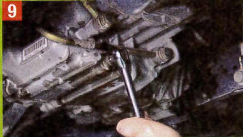 ねじ込んだらスピナハンドルをセット。パッキンが密着して回りが固くなったところから１/３～１/４回転ほど「ギュッ」と締め付ける。