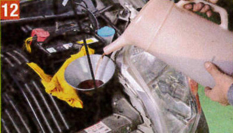 オイルジョッキに取り出したHMMFをフレキシブルファンネルが傾かないようゆっくり注入。半量ほど注入したところで一端、止める。