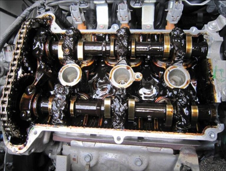 スラッジ洗浄能力検証！エンジンヘッドにたっぷり溜ったスラッジは？